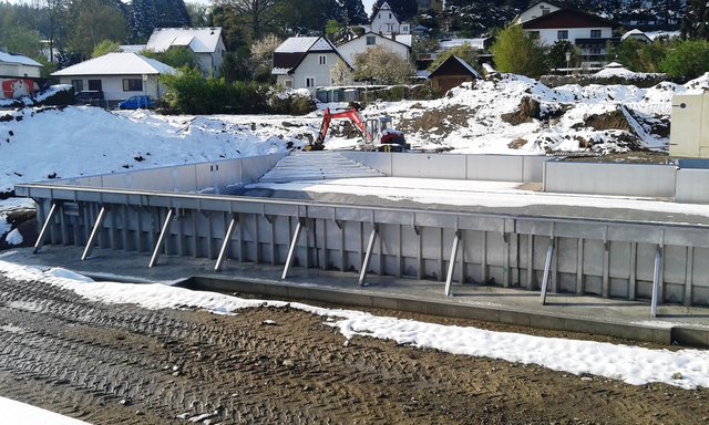 Der Wintereinbruch im April, kurz nach Ostern, legte die Freibad-Baustelle neuerlich lahm. | Foto: PKomm
