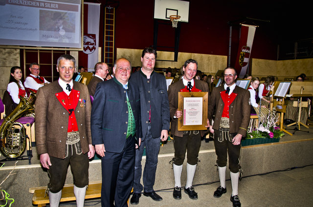 20 Jahre Vereinszugehörigkeit: v.l.n.r.: Siegfried Höller (Obmann), Johann Warter (Bürgermeister), Thomas Höller (Bezirksverband), Markus Höller, Michael Bayer (Kapellmeister)