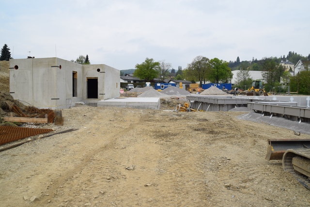 Ein Blick auf das Becken und das Technikgebäude, von dessen Dach künftig eine Rutsche ins Becken führen wird.