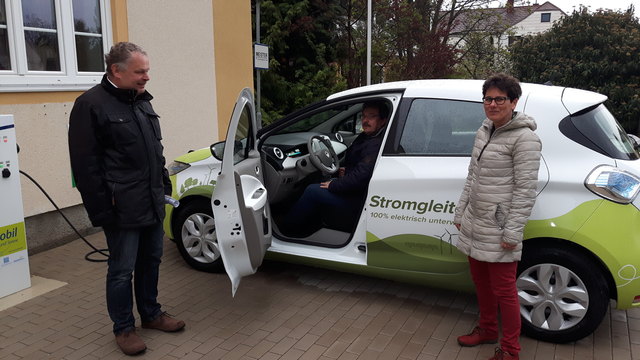 Bürgermeister Adolf Viktorik, Christine Kiesenhofer mit einschulendem Paul Kornsteiner (li). | Foto: Toifl