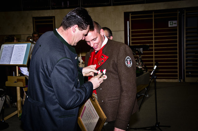 Marcel Rodlberger empfängt seine Dankesmedaille