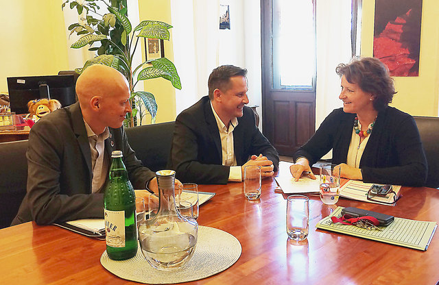 v.l. GR Christian Krottmaier, Andreas Thürschweller und Landesrätin Ursula Lackner. | Foto: Büro Lackner