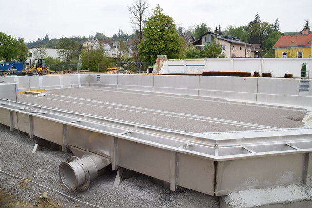 Das neue Becken wird bzw. wurde in Edelstahlbauweise errichtet.