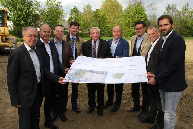 Entlasten die Innenstadt: Bürgermeister Josef Ober (l.) und Abteilungsleiter Achim Konrad (3.v.l.) mit Vertretern des Stadtrates und Stadtamtsdirektor Michael Mehsner (3.v.r) auf der Baustelle.