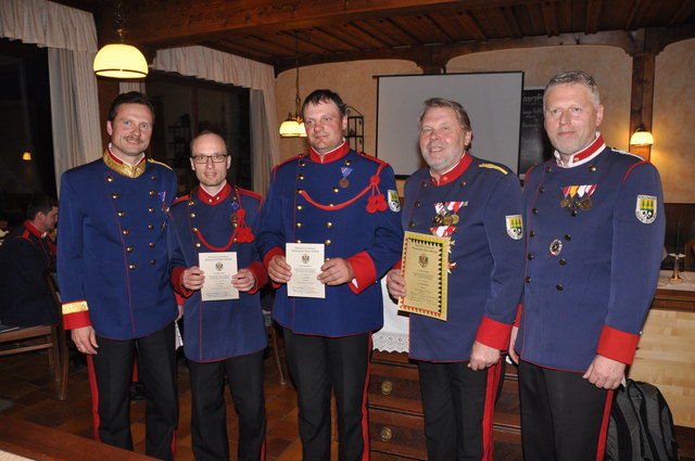 Leutnant Johann Peter zum Oberleutnant befördert, Gefreieter Florian Lichtenauer zum Korporal, Gefreiter Stefan Ortner zum Korporal und Gardist Günter Öller zum Gefreiten. | Foto: Foto: privat