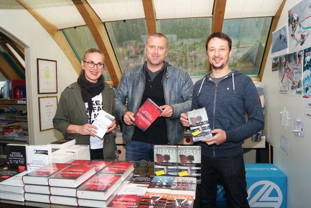 Veranstalter Roswitha Andres (Tyrolia) und Marc Achmüller (SchuhLabor) mit Bestsellerauto Bernhard Aichner (Mitte)