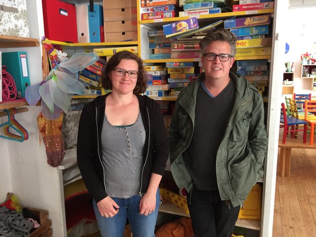 Beate Clayson und Flo Staffelmayr, deren Kinder in die Kindergruppe besuchen, organisieren mit.