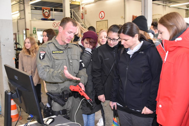 Mit dieser Laserpistole musste man eine Zielscheibe treffen.