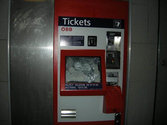 Auch zwei Fahrkartenautomaten am Bahnhof in Purkersdorf wurden aufgebrochen. | Foto: LPD NÖ
