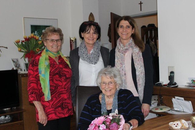 Blumengruß zum 90-er für Johanna Bimashofer. | Foto: Stadt Gloggnitz