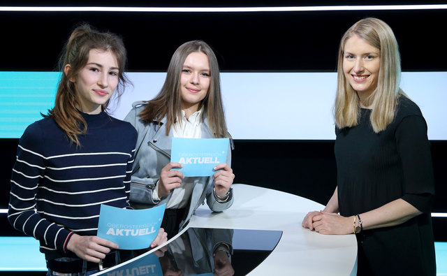 Juliane Wizany und Laura Kremer (v. l.) konnten beim Sender LT1 Landesrätin Christine Haberlander interviewen. | Foto: Land OÖ/Stinglmayr