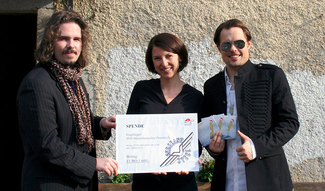 Jack Power (Gitarrist von Sergeant Steel), Sarah Kotopulos (Geschäftsführerin von SOS-Menschenrechte), Phil Vanderkill (Sänger von Sergeant Steel); | Foto: SOS-Menschenrechte
