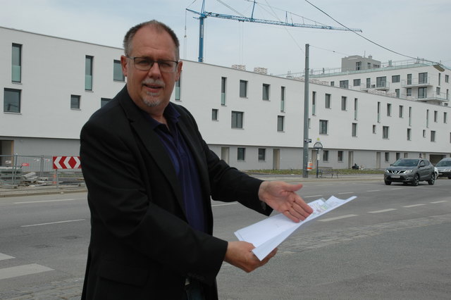 Der Büroleiter der Bezirksvorstehung, Wolfgang Ermischer, präsentiert die Baupläne.
