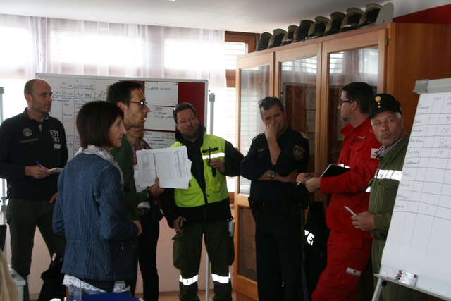 laufende Besprechungen des Übungsstabes
