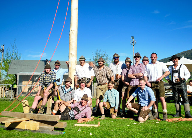 Die stolze Lederhosencrew nach vollbrachten Werk: Manpower sorgte für ein Maifest anno 1900!