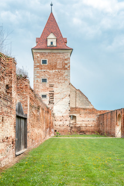 Der Turm im Hintergrund wurde saniert und ist begehbar. Vorausgesetzt, man getraut sich, über die vorhandenen Leiter zum Eingang hochzuklettern ;-)