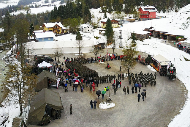 Alles ist angetreten an der Talstation der Kabinenbahn Karbachalm