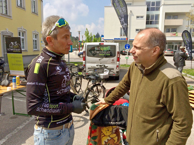 Auch Bgm. Christian Kolarik informiert sich über die neueste Technik bei E-Bikes