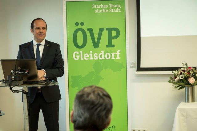 Bgm. Christoph Stark verweist auf eine lange Liste an Zielen, wovon rund ein Drittel erledigt und der größte Teil bereits in Arbeit ist. | Foto: Inbild - Anna-C. Pailer