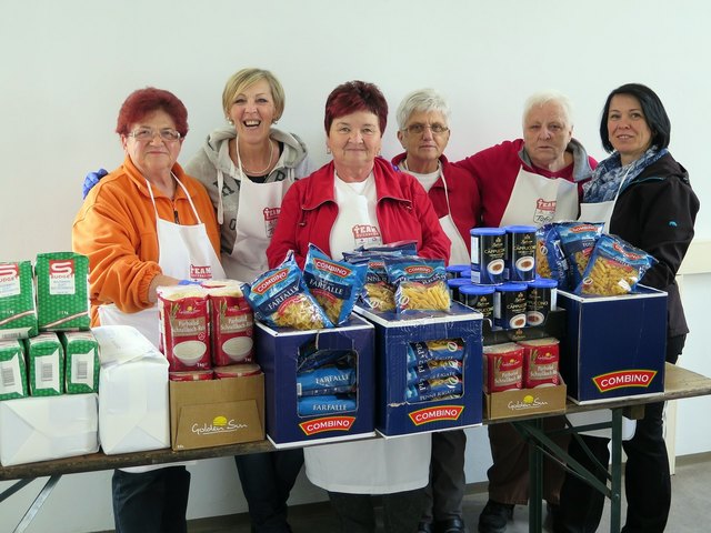 Ida Janisch, Regina Konrath, Waltraud Konrath, Anni Tikovits, Angela Konrath und Sabine Simon mit den gespendeten Lebensmitteln