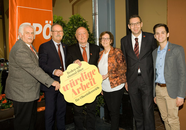 Vizebürgermeister Wilhelm Hauser, Bürgermeister Gerald Hackl, EU-Abgeordneter Josef Weidenholzer, Vizebürgermeisterin Ingrid Weixlberger, Bezirksparteivorsitzender Nationalrat Markus Vogl und Johannes Fisecker als „Junge Stimme zum 1. Mai“ bei der Kundgebung (v. li.). | Foto: SPÖ