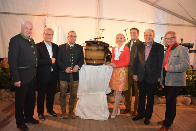 Feststimmung: Fürstenbräu-Geschäfstführer Herbert Fasching (3.v.l.) und Alise Oosterveld mit Eigentümer Dietmar Fiedler und Ehrengästen am ersten Abend der Eröffnungsfeier.