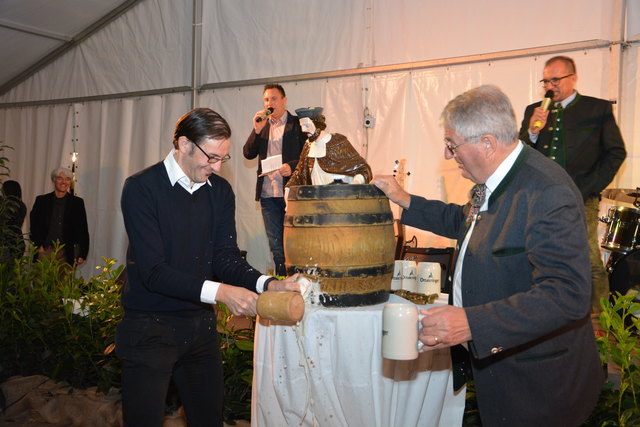 O` zopft is: Die beiden Bierbraumeister Tobias Frank (l.) und Hans Seidl ließen den Hopfensaft fließen.