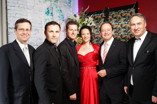 v.r.n.l.: Bgm Josef SCHMIDL-HABERLEITNER, LAbg. Bgm. Dr. Martin MICHALITSCH sowie Dir. Dr. Harald STRAUSS mit Vertretern der Schule