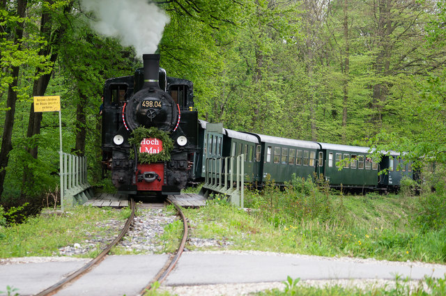 Lok Nr. 498.04 der Steyrtalbahn fährt mit Beflaggung zum 1. Mai Richtung Hst Rosenegg