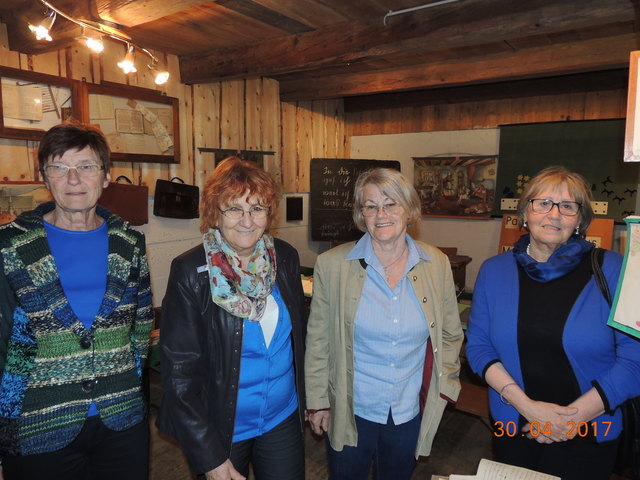 Brigitte Mitterböck und Monika Kraft mit Besuchern der Sonderausstellung "Mi Griffel und Feder"