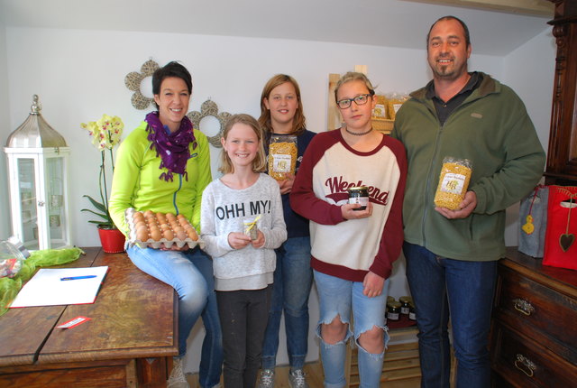 Heidi und Hans Unterlerchner mit Laura-Marie, Katharina und Hans-Kilian und ihren Waren