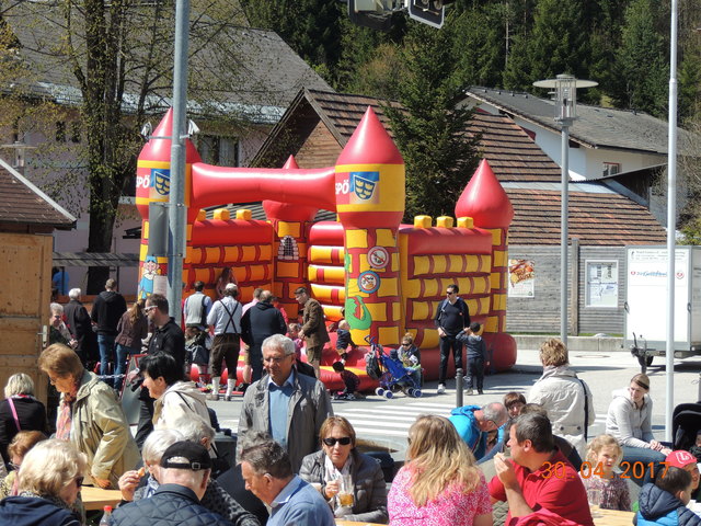 Eine Hupfburg für die Kinder