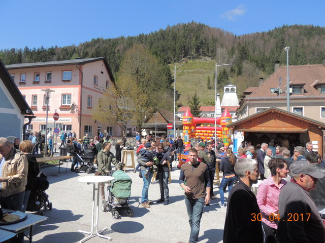 St. Aegyder Marktplatz mit Blick auf den Aufstieg zum Traisenberg