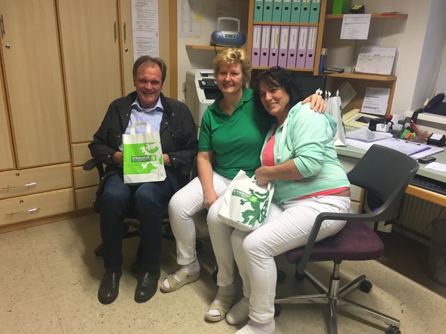 LAbg. Erwin Dirnberger brachte den Mitarbeiterinnen des Pflegeheims in Söding-St. Johann ein Frühstück mit. | Foto: KK