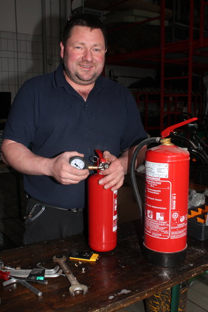 Fachmann Franz Mayr bei der Gerätekontrolle. | Foto: Mittermayr/BRS