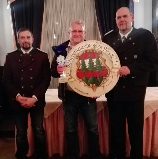 v.l.: 1.Schützenmeister - Bernd Sojer, Gewinner der Ehrenscheibe - Albert Mayr und Oberschützenmeister Markus Saalfrank. | Foto: Schützengilde Reutte