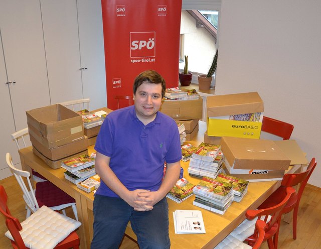 Bezirksvorsitzender Benedikt Lentsch vor Teilen des SPÖ-Postwurfs. | Foto: © SPÖ Landeck