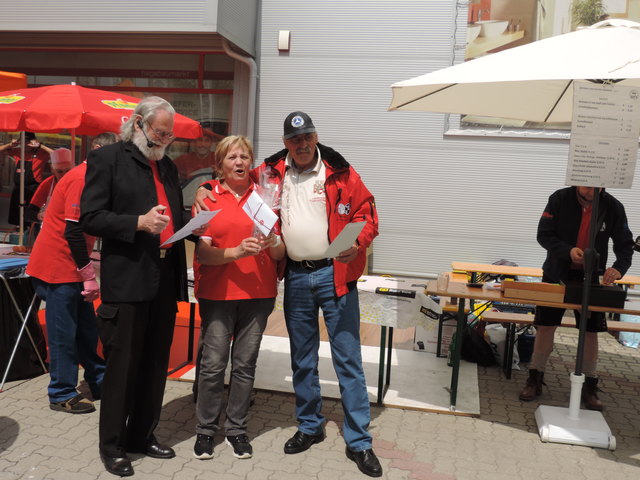 WOZ-Mitglied Heinz Rauter agierte als Sprecher der Veranstaltung in Vertretung von Obmann Johann Koch, der aus gesundheitlichen Gründen nicht anwesend sein konnte. Mit dabei ist Schriftführerin und Organisatorin Anneliese Pühringer sowie Hans Umschaden von den Lavantaler Traktorfreunden, der den 1. Preis geonnen hat.