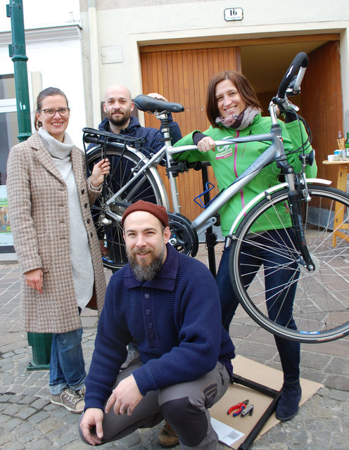 Anja Haider-Wallner, Peter Ötvös, Albert Chmelar (hockend) und Yasmin Dragschitz luden zur Grünen Radrettung. | Foto: Die Grünen Eisenstadt