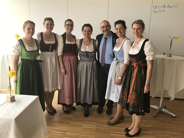 Lehrerin Notburga Kofler (4. v.li.) und Harald Weidacher (Obmann Verein Käsesommeliere Österreich) mit den ehemaligen Kemater Schülerinnen