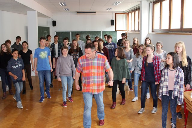 So geht Einsingen beim A-capella-Chor Via Lentia - ganz vorne Chorleiter Thomas Pulker