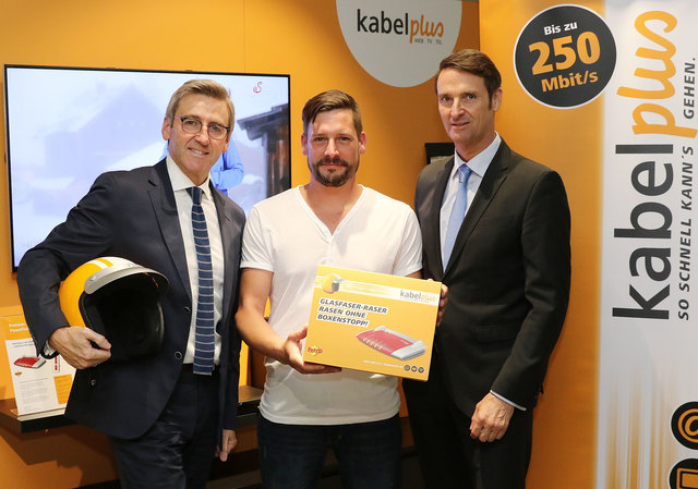 Wolfgang Schäffer, kabelplus Geschäftsführer gemeinsam mit dem 50.000 kabelCOMPLETE Kunden Alexander Molacek und Gerhard Haidvogel, kabelplus Geschäftsführer. | Foto: EVN / Zwefo