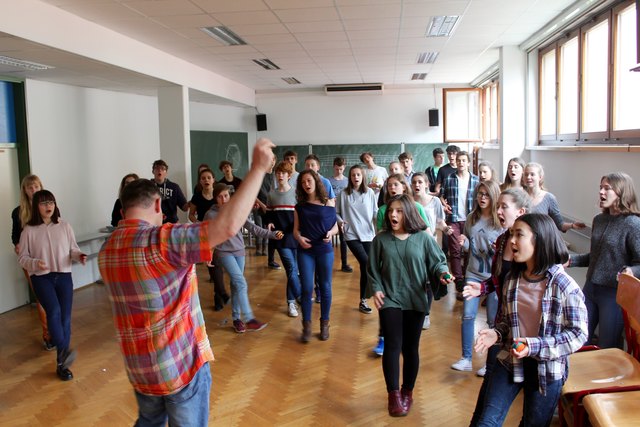 So geht Einsingen beim A-capella-Chor Via Lentia - ganz vorne Chorleiter Thomas Pulker