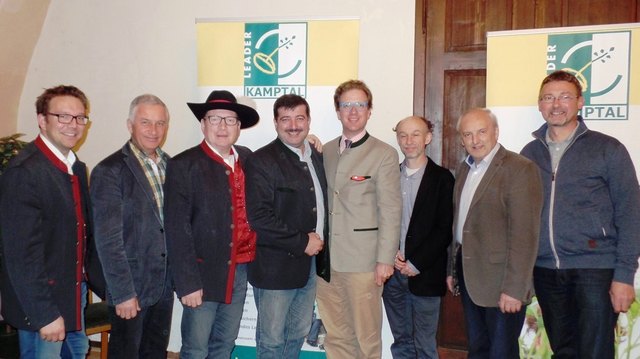 Streuobst bringt Wertschöpfung für die Region: Mag. Christian Haberhauer MAR, Bgm. Franz Aschauer (Jaidhof), Mostbaron Toni Distelberger, LAbg. Josef Edlinger (Obmann Leader-Kamptal), Mag. Christoph Mayer, DI Bernd Kajtna, Bgm. Franz Sinhuber (Krumau), Vizebgm. Josef Stradinger (Stratzing) - v.l. | Foto: Verein LEADER-Region Kamptal