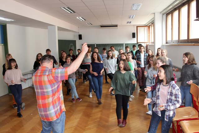 So geht Einsingen beim A-capella-Chor Via Lentia - ganz vorne Chorleiter Thomas Pulker