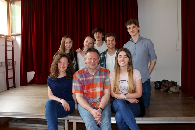 Thomas Pulker mit seinen "ältesten" Chormitgliedern, den Maturanten: Vorne links: Gela, dahinter Esther, Theresa Victor, Josef, Dominik und vorne rechts Daisy