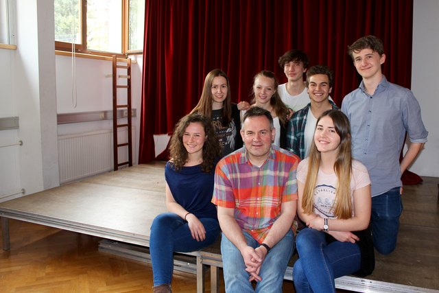 Thomas Pulker mit seinen "ältesten" Chormitgliedern, den Maturanten: Vorne links: Gela, dahinter Esther, Theresa Victor, Josef, Dominik und vorne rechts Daisy