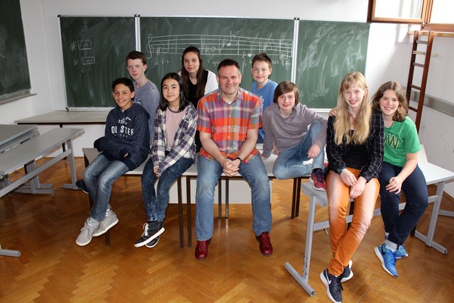Die "jüngsten" Chormitglieder: Vorne v.li.n.re. Bernd, Vy-An, Chorleiter Thomas Pulker, Flo, Ines, Noelani, dahinter Paul, Lisl und Viktor
