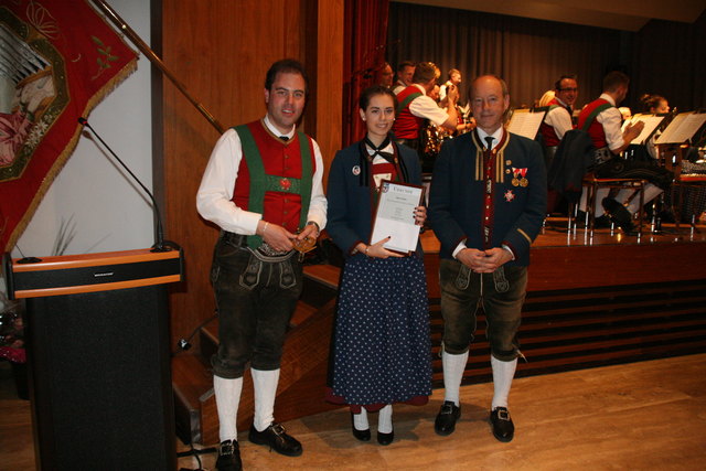 Obmann Michael Eller und Kpm. Josef Wetzinger gratulieren Alina Leitner zur Ablegung des JM-Leistungsabzeichens in Silber mit Auszeichnung | Foto: Marina Kröll