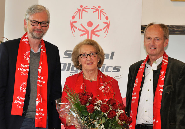 Michael Strugl (l.) und Herbert Brunsteiner bedankten sich bei Erika Traudl Mittendorfer. | Foto: Verein Brücken bauen